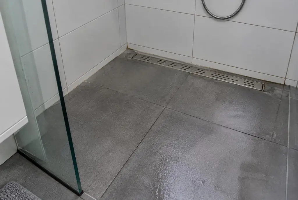 Lekdetectie Twello – lekkende inloopdouche met natte voegen