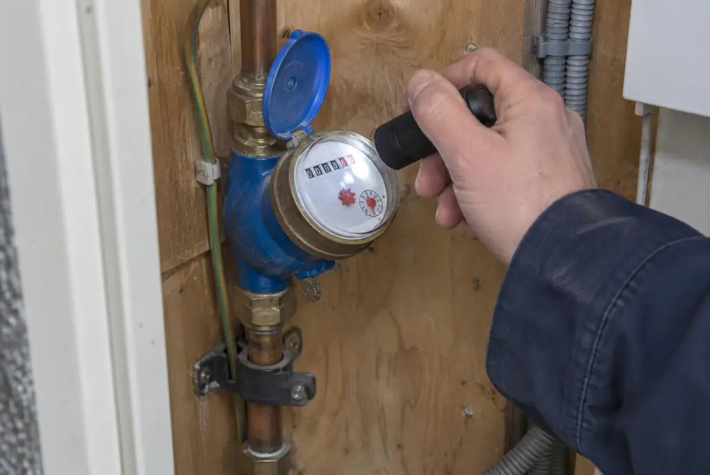 Lekdetectie Twello – watermeter in de meterkast controleren met een zaklamp